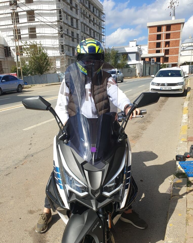 MOTOCAM Ariic Chief 318 Ön Cam 2023-2026 Model 75cm Füme Renkli 4mm UZUN