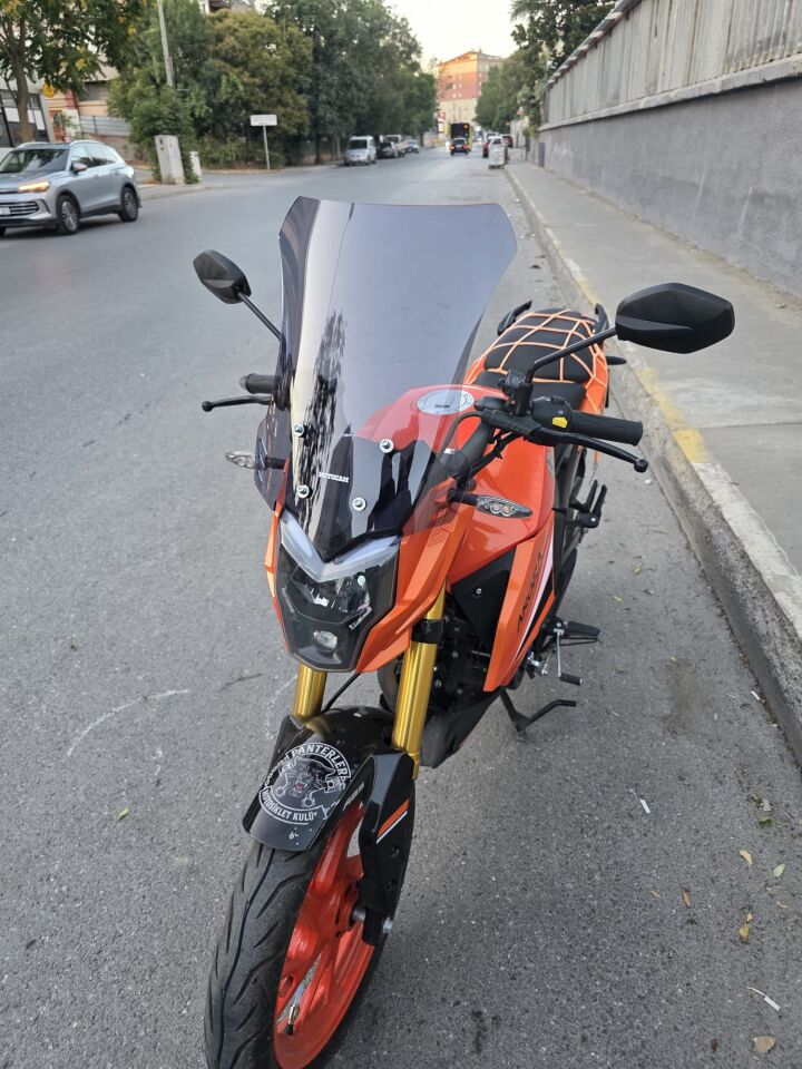 MOTOCAM Arora ARS 200 Ön Cam 2022-2026 Model 46cm Füme Renkli 4mm