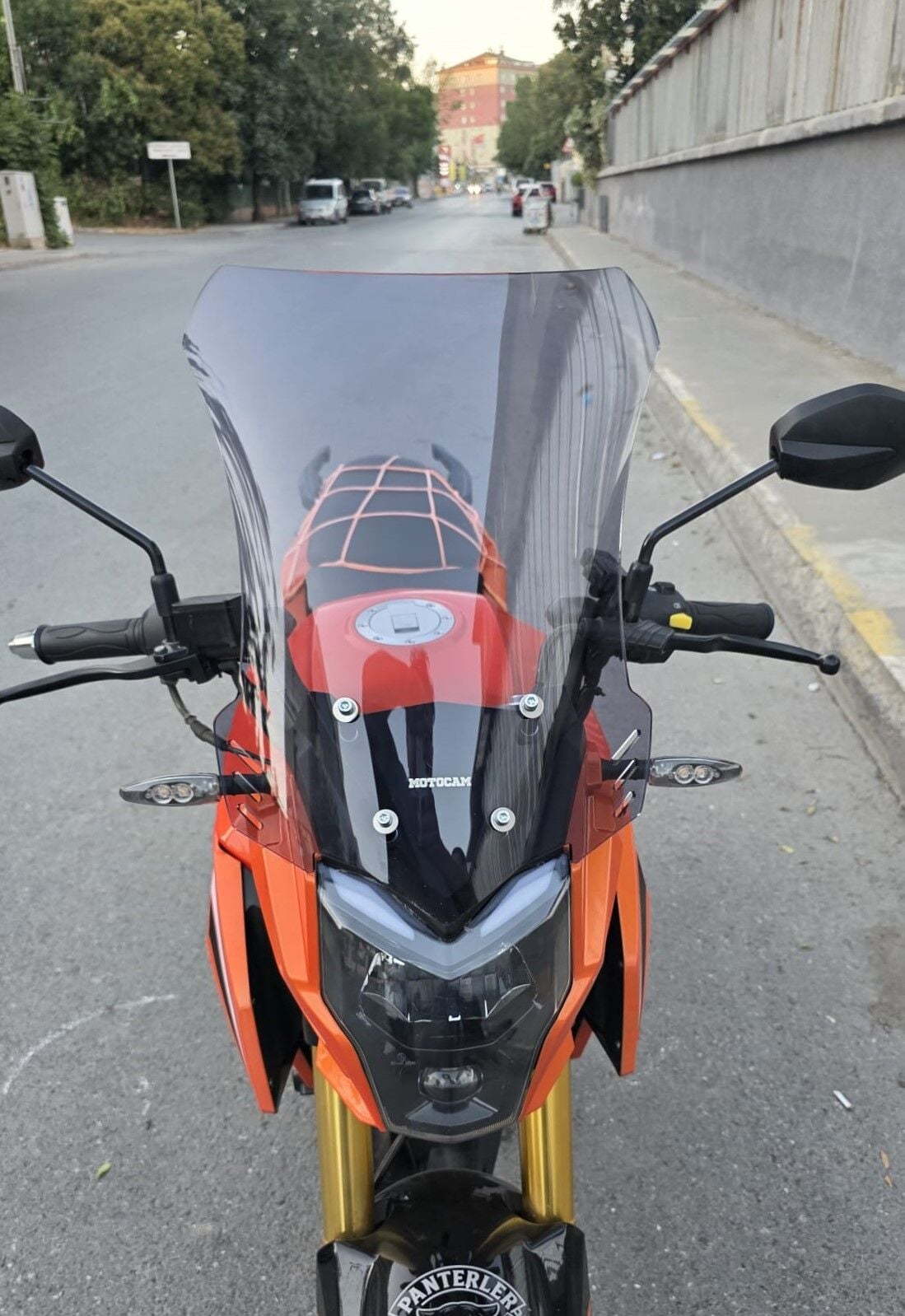 MOTOCAM Arora ARS 200 Ön Cam 2022-2026 Model 46cm Füme Renkli 4mm