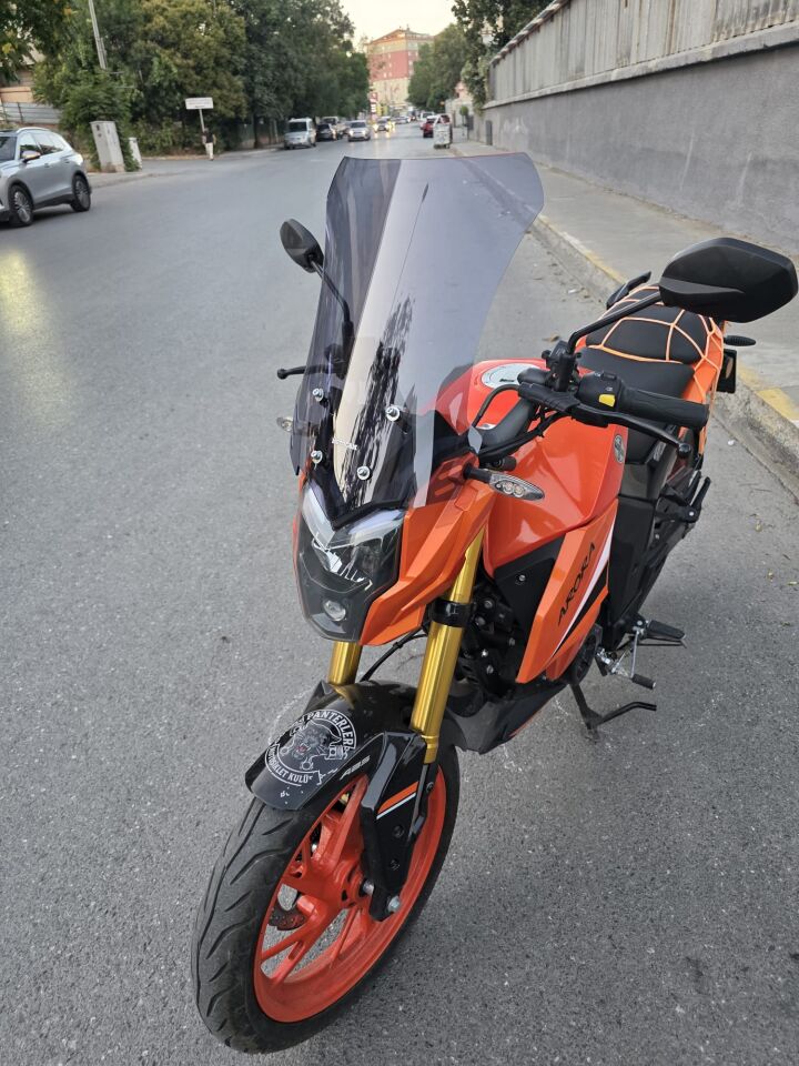 MOTOCAM Arora ARS 200 Ön Cam 2022-2026 Model 46cm Füme Renkli 4mm