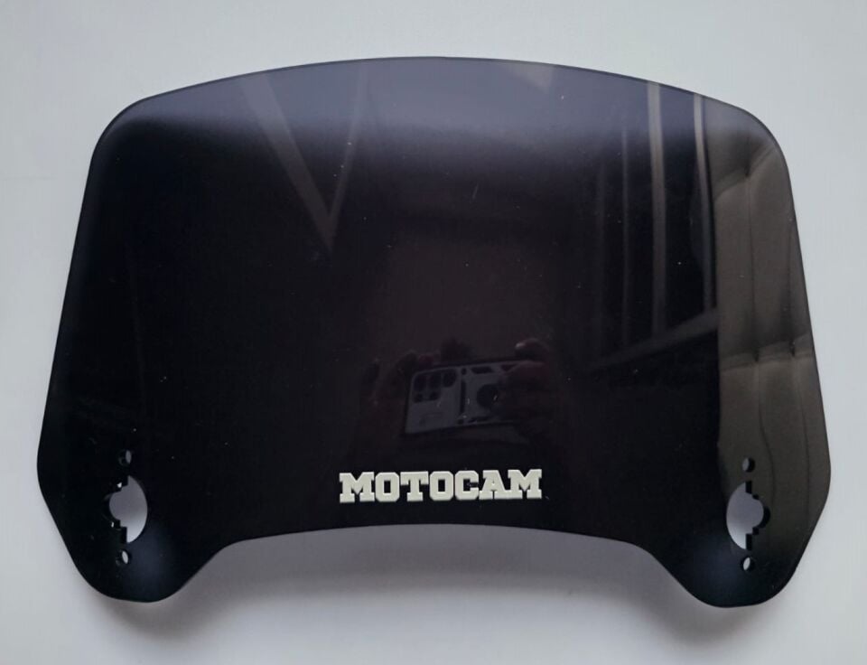 MOTOCAM Rüzgar Saptırıcı Deflektör Camı 3 Delikli 35x18cm Tırtıklı Siyah Renkli   (APARATSIZDIR)