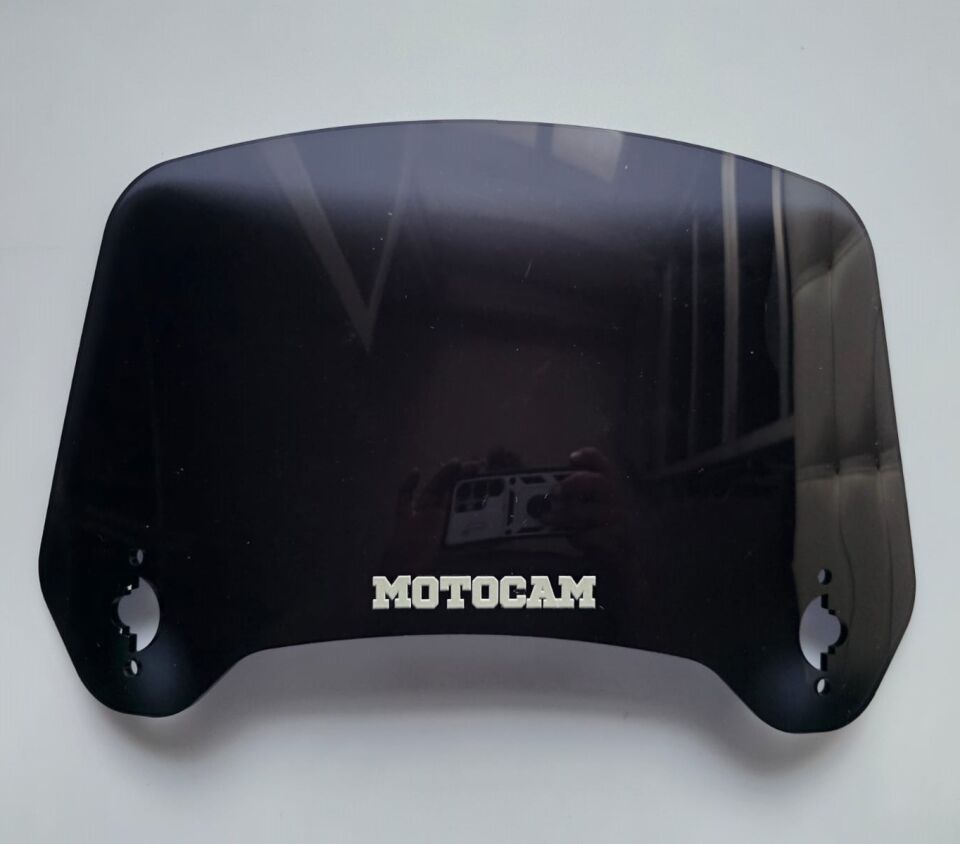 MOTOCAM Rüzgar Saptırıcı Deflektör Camı 3 Delikli 35x18cm Tırtıklı Siyah Renkli   (APARATSIZDIR)