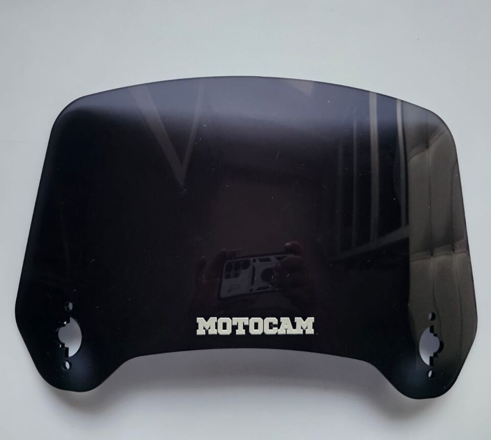 MOTOCAM Rüzgar Saptırıcı Deflektör Camı 3 Delikli 35x18cm Tırtıklı Siyah Renkli   (APARATSIZDIR)