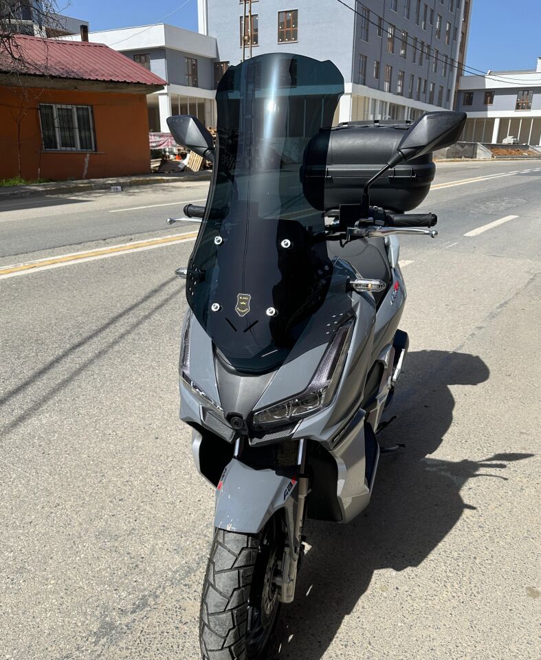MOTOCAM Arora Beatrix 150 Ön Cam 2023-2026 Model 65cm Siyah Renkli 4mm ORTA BOYLU