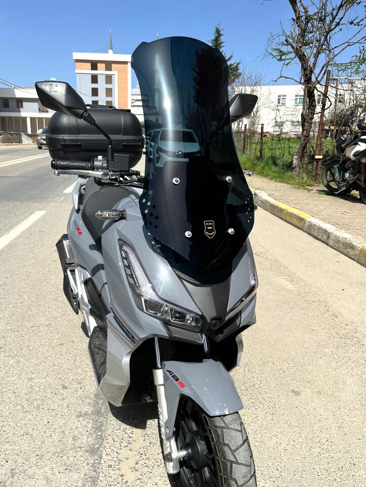 MOTOCAM Arora Beatrix 150 Ön Cam 2023-2026 Model 65cm Siyah Renkli 4mm ORTA BOYLU