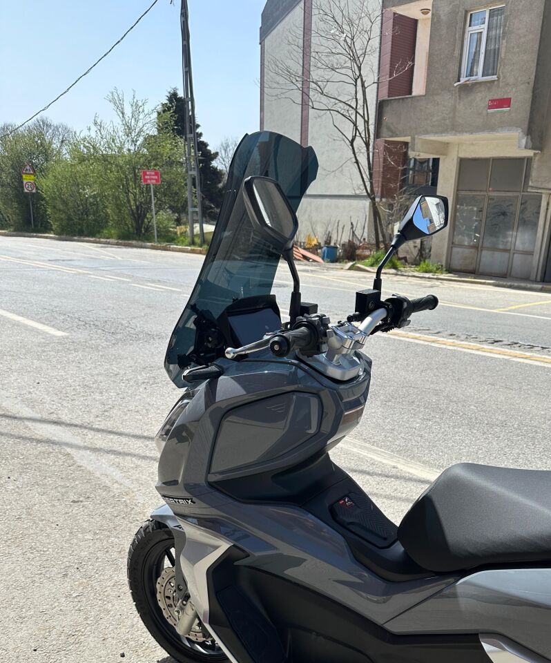 MOTOCAM Arora Beatrix 150 Ön Cam 2023-2026 Model 65cm Siyah Renkli 4mm ORTA BOYLU