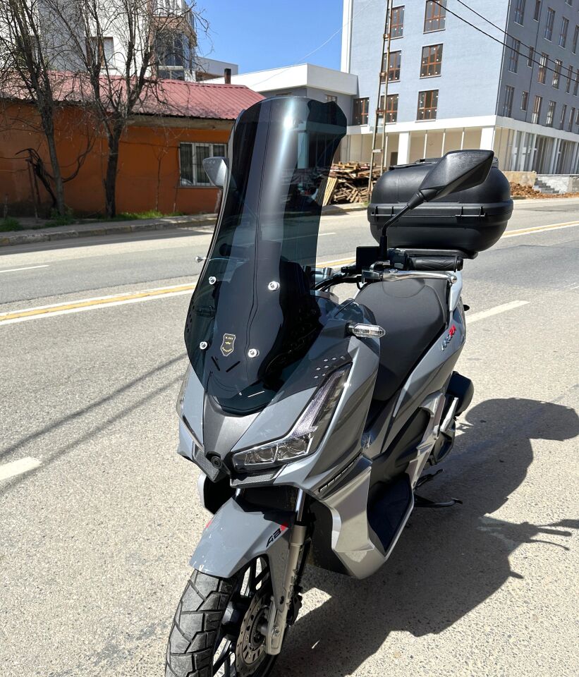MOTOCAM Arora Beatrix 150 Ön Cam 2023-2026 Model 65cm Siyah Renkli 4mm ORTA BOYLU