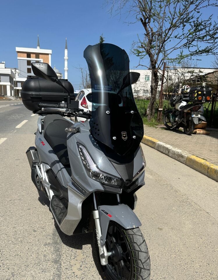 MOTOCAM Arora Beatrix 150 Ön Cam 2023-2026 Model 65cm Siyah Renkli 4mm ORTA BOYLU