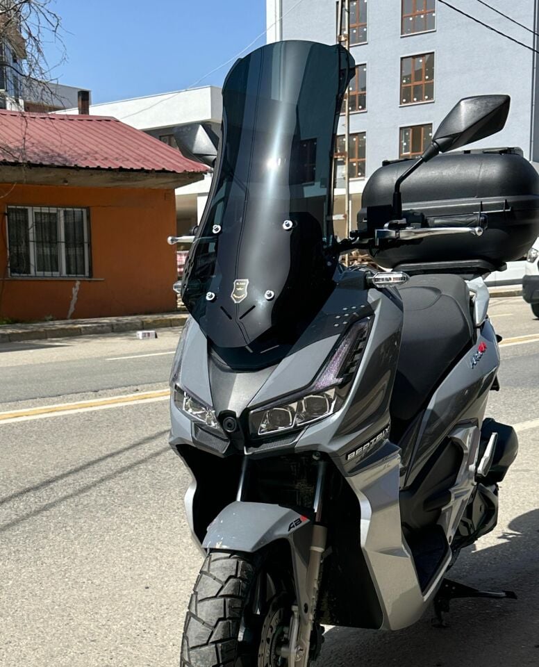 MOTOCAM Arora Beatrix 150 Ön Cam 2023-2026 Model 65cm Siyah Renkli 4mm ORTA BOYLU