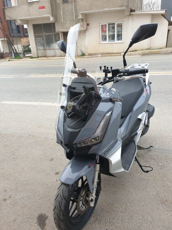 MOTOCAM Arora Beatrix 150 Ön Cam 2023-2026 Model 65cm Şeffaf Renkli 4mm ORTA BOYLU