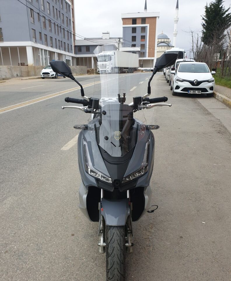 MOTOCAM Arora Beatrix 150 Ön Cam 2023-2026 Model 65cm Şeffaf Renkli 4mm ORTA BOYLU