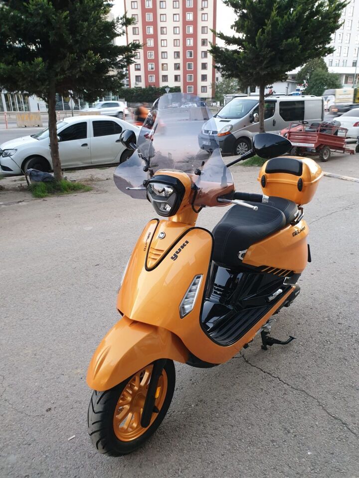 MOTOCAM Yuki Gelato 125 Ön Cam 2023-2026 Model 43cm Füme Renkli 4mm APARATSIZ