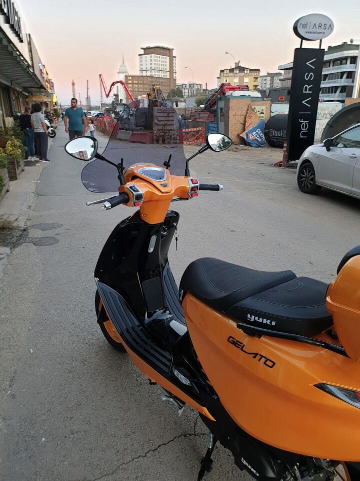 MOTOCAM Yuki Gelato 125 Ön Cam 2023-2026 Model 43cm Füme Renkli 4mm APARATSIZ