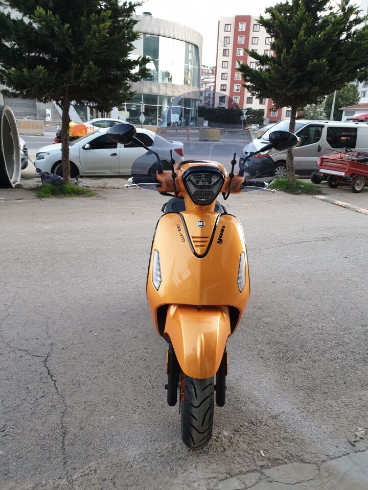MOTOCAM Yuki Gelato 125 Ön Cam 2023-2026 Model 43cm Füme Renkli 4mm APARATSIZ