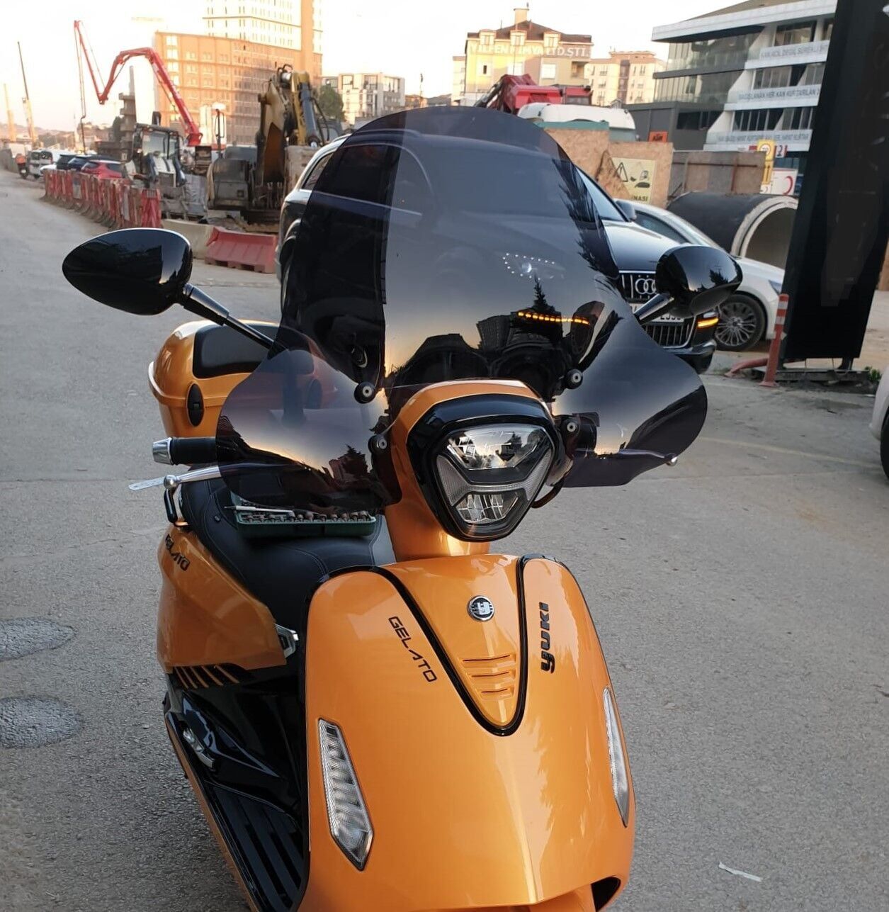 MOTOCAM Yuki Gelato 125 Ön Cam 2023-2026 Model 43cm Siyah Renkli 4mm APARATSIZ