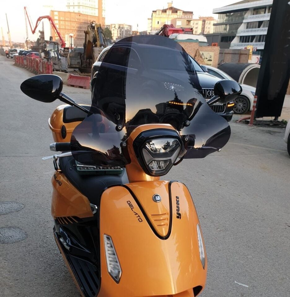 MOTOCAM Yuki Gelato 125 Ön Cam 2023-2026 Model 43cm Siyah Renkli 4mm APARATSIZ
