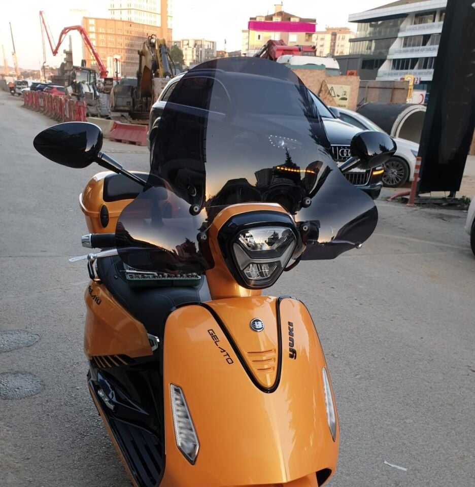 MOTOCAM Yuki Gelato 125 Ön Cam 2023-2026 Model 43cm Siyah Renkli 4mm APARATSIZ