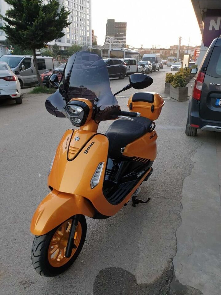 MOTOCAM Yuki Gelato 125 Ön Cam 2023-2026 Model 43cm Siyah Renkli 4mm APARATSIZ