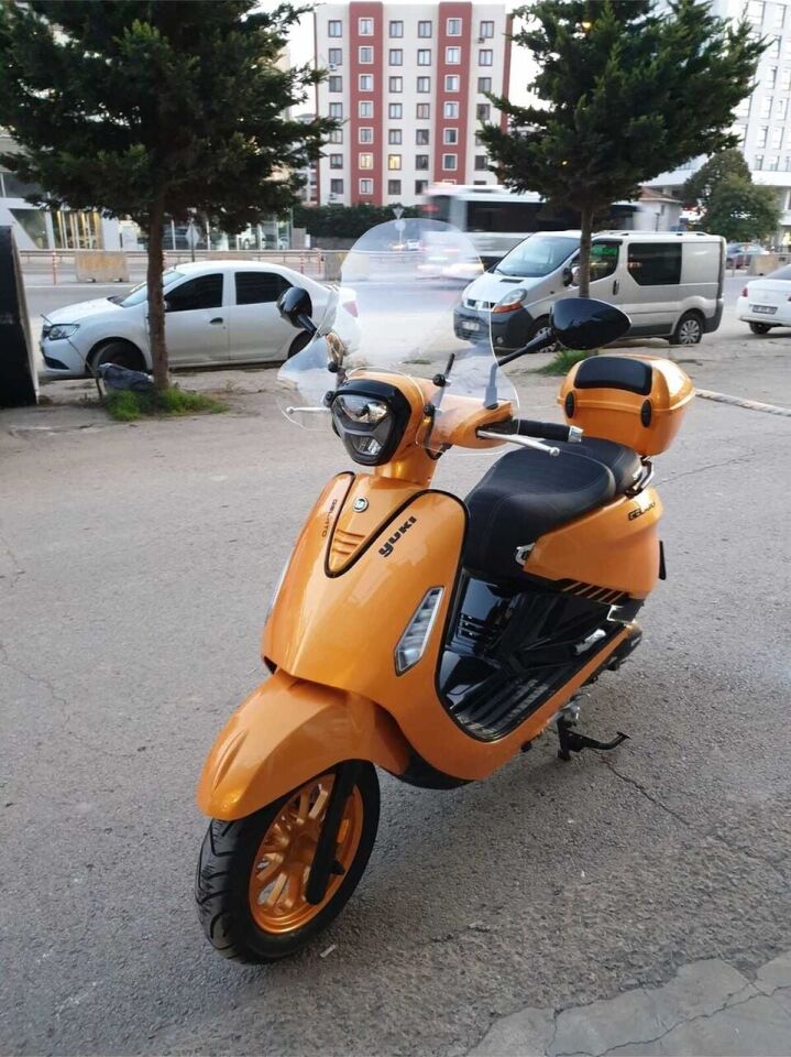 MOTOCAM Yuki Gelato 125 Ön Cam 2023-2026 Model 43cm Şeffaf Renkli 4mm APARATSIZ