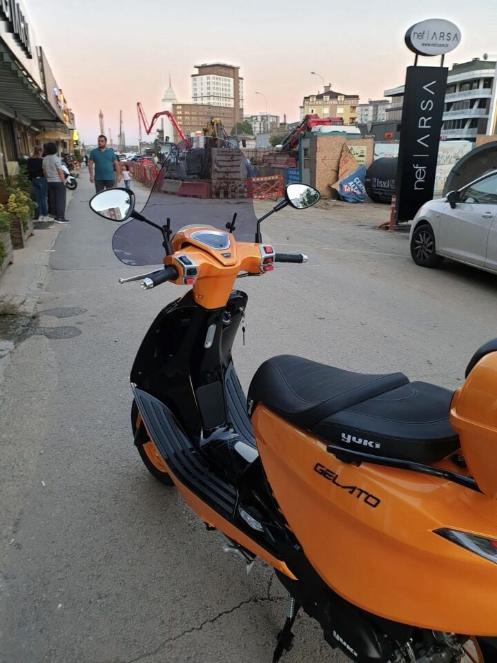 MOTOCAM Yuki Gelato 50 Ön Cam 2023-2026 Model 43cm Füme Renkli 4mm APARATSIZ