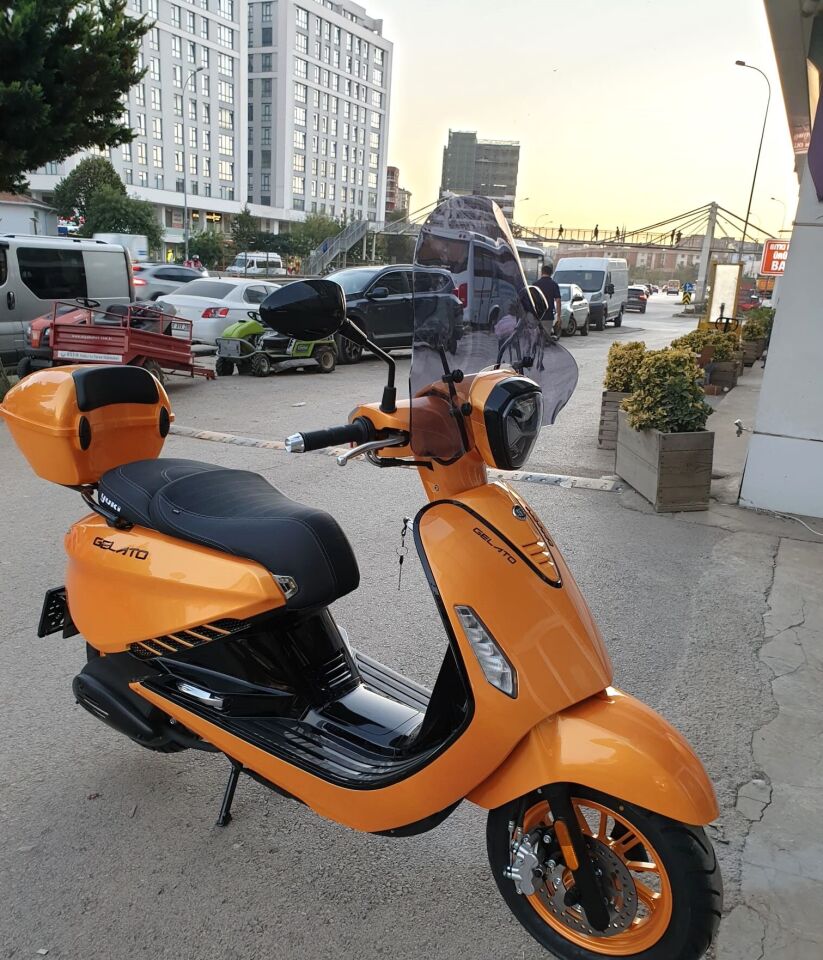MOTOCAM Yuki Gelato 50 Ön Cam 2023-2026 Model 43cm Füme Renkli 4mm APARATSIZ
