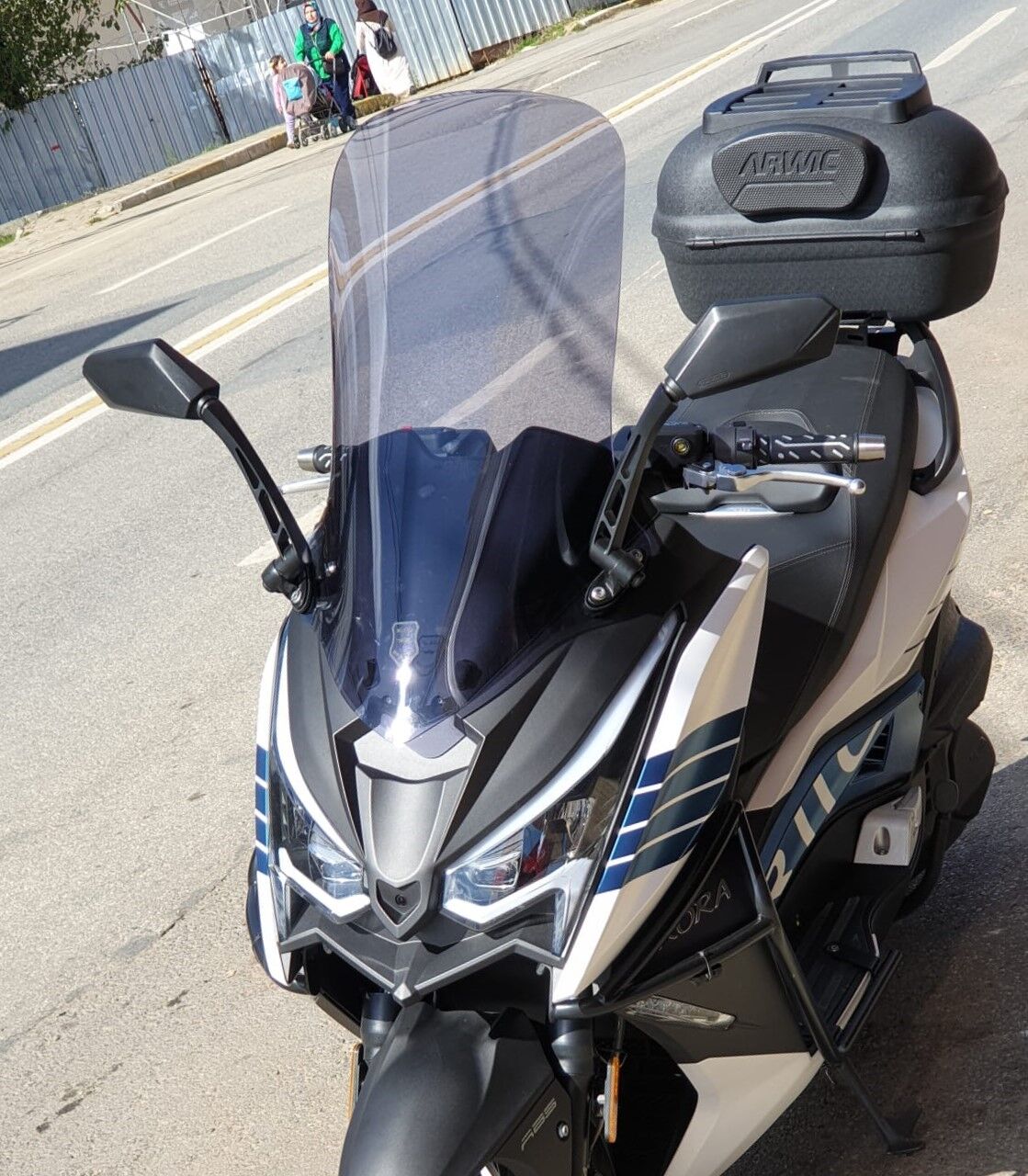 MOTOCAM Arora Chinf 318 Ön Cam 2023-2026 Model 75cm Füme Renkli 4mm UZUN