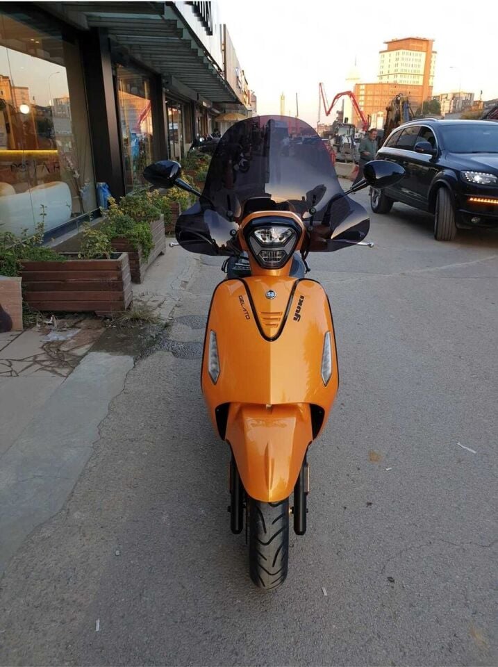 MOTOCAM Yuki Gelato 50 Ön Cam 2023-2026 Model 43cm Siyah Renkli 4mm APARATSIZ