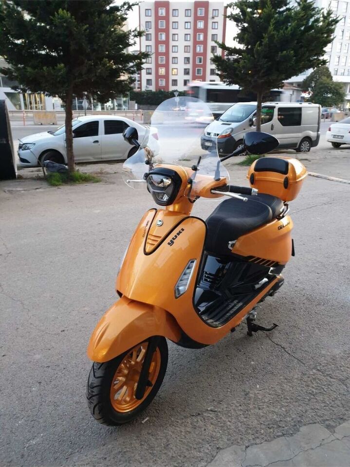MOTOCAM Yuki Gelato 50 Ön Cam 2023-2026 Model 43cm Şeffaf Renkli 4mm APARATSIZ