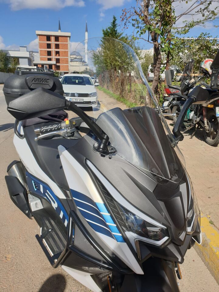 MOTOCAM Arora Chinf 318 Ön Cam 2023-2026 Model 75cm Şeffaf Renkli 4mm UZUN