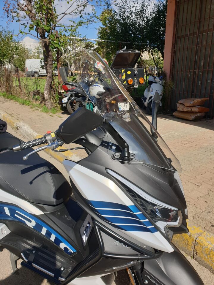 MOTOCAM Arora Chinf 318 Ön Cam 2023-2026 Model 75cm Şeffaf Renkli 4mm UZUN