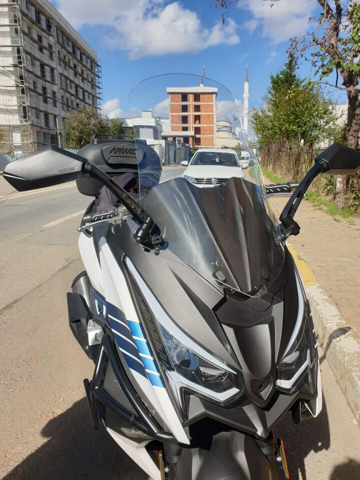 MOTOCAM Arora Chinf 318 Ön Cam 2023-2026 Model 75cm Şeffaf Renkli 4mm UZUN