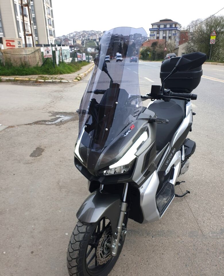 MOTOCAM RKS Veloce Ön Cam 2023-2026 Model 65cm Füme Renkli 4mm ORTA BOYLU