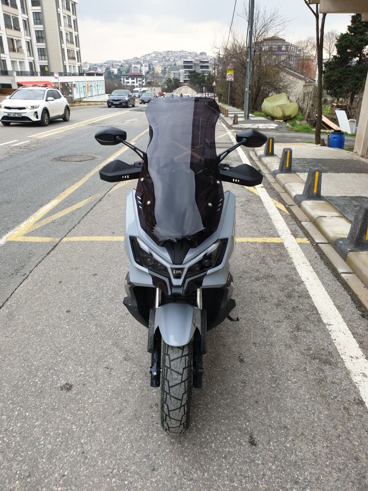 Sym Adx 300 Ön Cam 2024-2025 Model 65 CM - Siyah Renkli