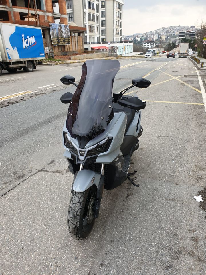 Sym Adx 300 Ön Cam 2024-2025 Model 65 CM - Siyah Renkli