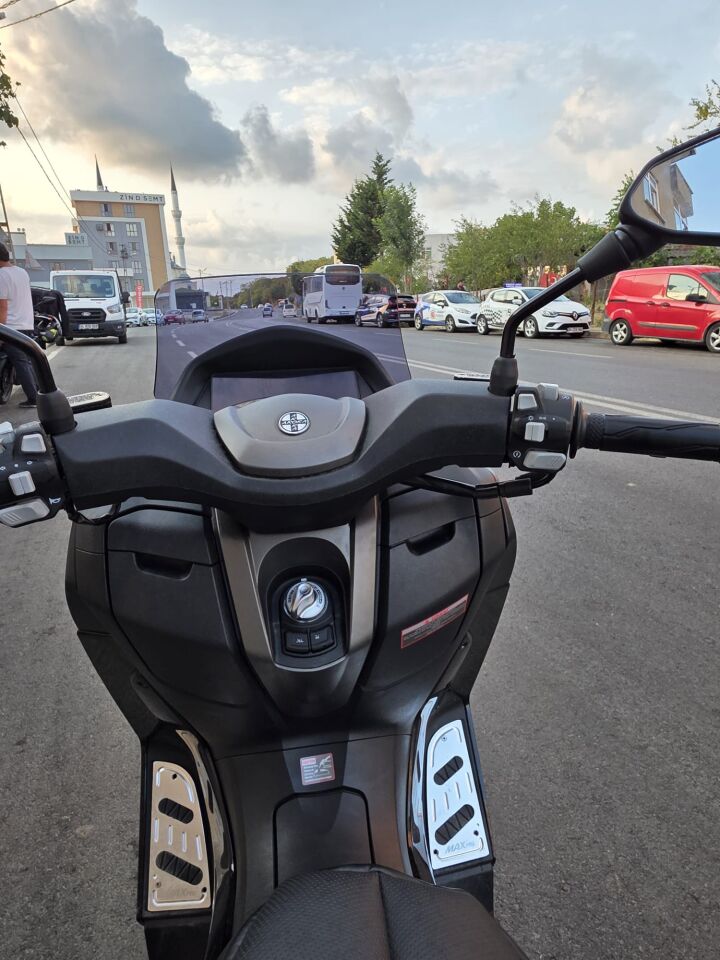 MOTOCAM Arora Max PRO 125 Ön Cam 2023-2026 Model 43cm Füme Renkli 4mm SPORTİF