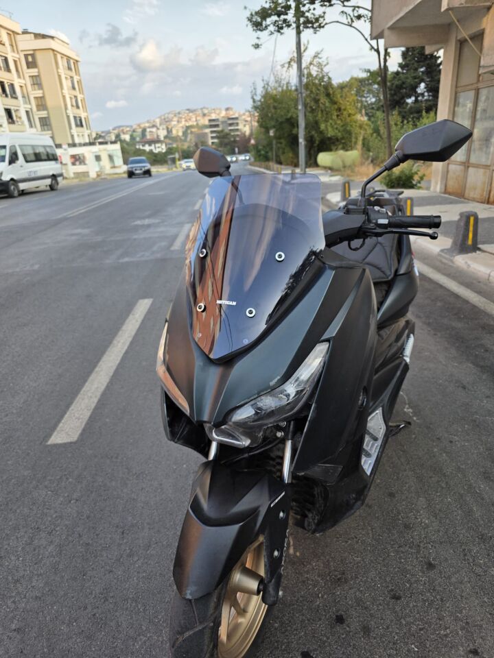 MOTOCAM Arora Max PRO 125 Ön Cam 2023-2026 Model 43cm Füme Renkli 4mm SPORTİF
