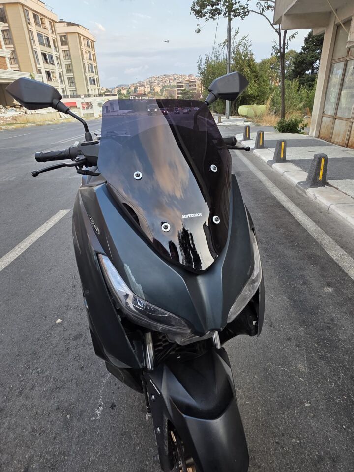 MOTOCAM Arora Max PRO 125 Ön Cam 2023-2026 Model 43cm Siyah Renkli 4mm SPORTİF