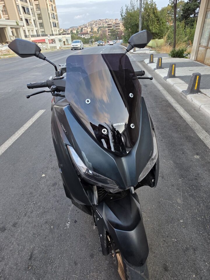 MOTOCAM Arora Max PRO 125 Ön Cam 2023-2026 Model 43cm Siyah Renkli 4mm SPORTİF