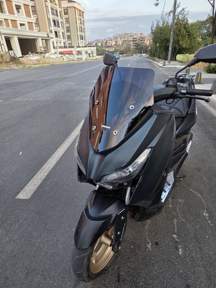 MOTOCAM Arora Max PRO 125 Ön Cam 2023-2026 Model 43cm Siyah Renkli 4mm SPORTİF