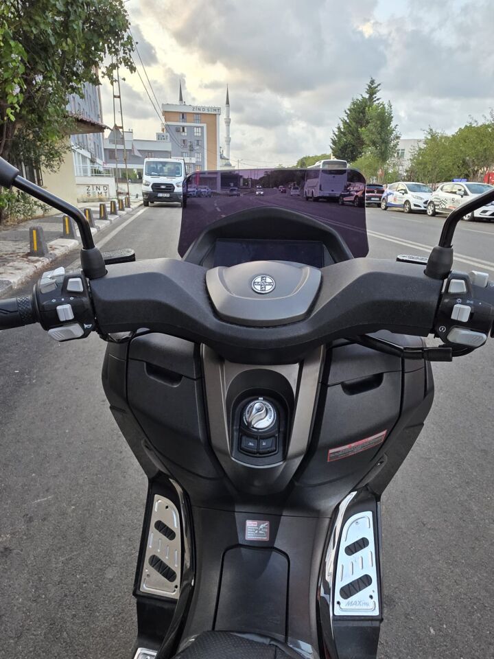 MOTOCAM Arora Max PRO 125 Ön Cam 2023-2026 Model 43cm Siyah Renkli 4mm SPORTİF