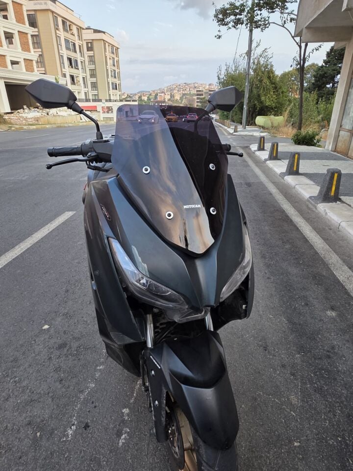 MOTOCAM Arora Max PRO 125 Ön Cam 2023-2026 Model 43cm Siyah Renkli 4mm SPORTİF