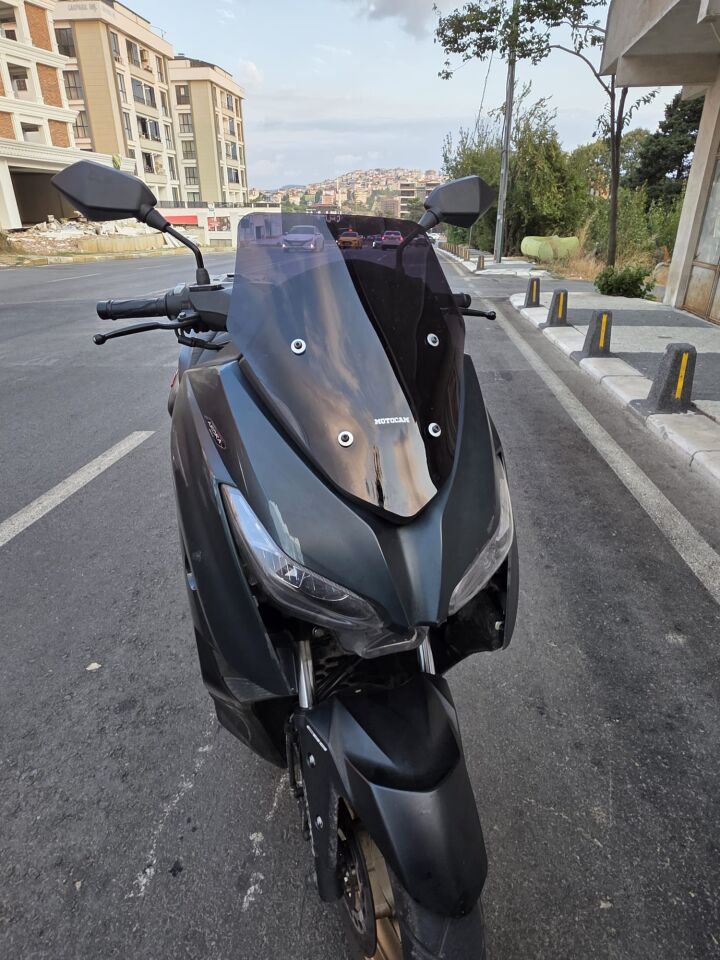 MOTOCAM Arora Max PRO 125 Ön Cam 2023-2026 Model 43cm Siyah Renkli 4mm SPORTİF
