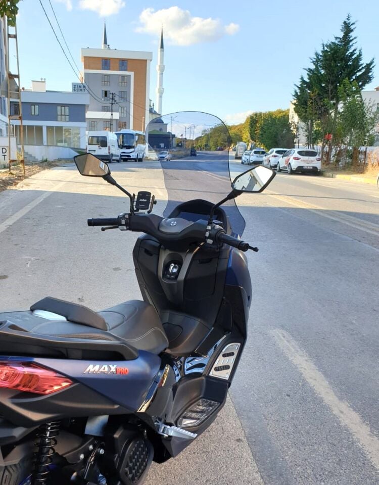 MOTOCAM Arora Max PRO 125 Ön Cam 2023-2026 Model 65cm Füme Renkli 4mm ORTA BOYLU
