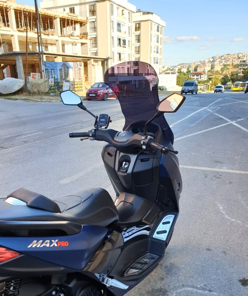 MOTOCAM Arora Max PRO 125 Ön Cam 2023-2026 Model 65cm Siyah Renkli 4mm ORTA BOYLU