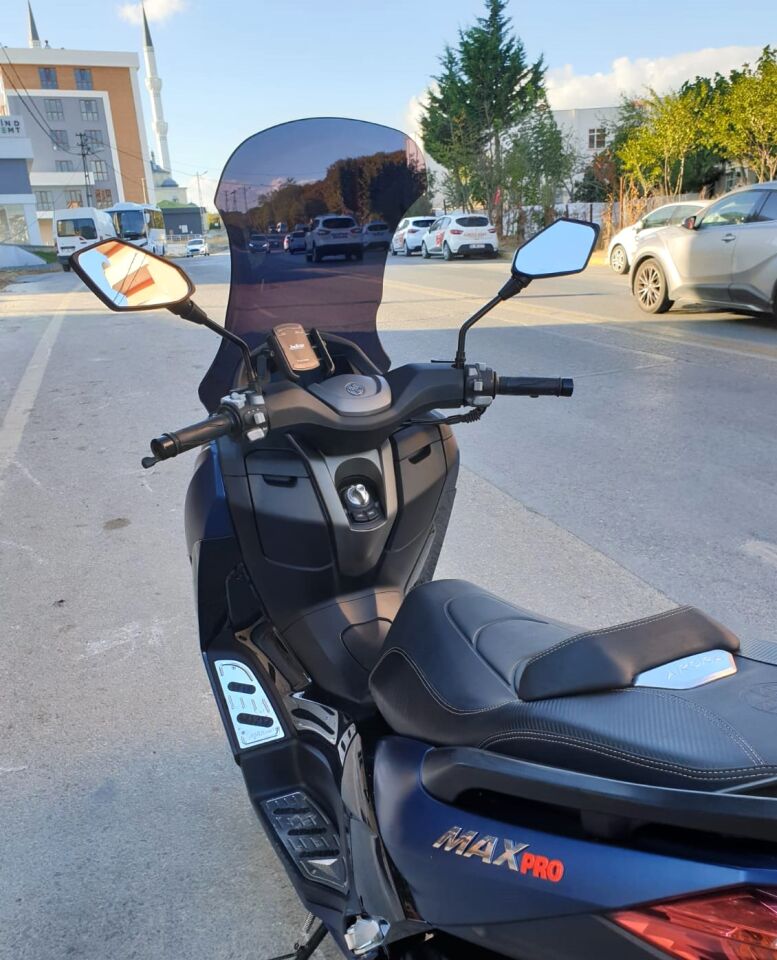 MOTOCAM Arora Max PRO 125 Ön Cam 2023-2026 Model 65cm Siyah Renkli 4mm ORTA BOYLU