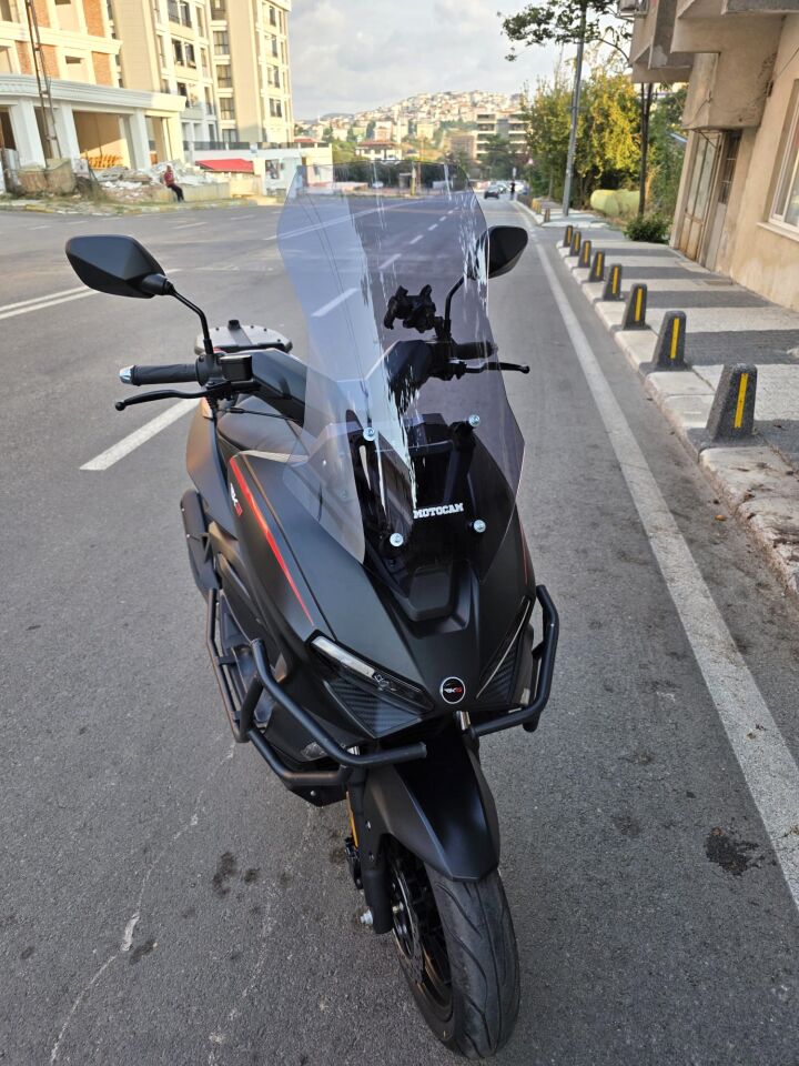 MOTOCAM Salcano Wind 150 Ön Cam 2023-2026 Model 57cm Füme Renkli 4mm