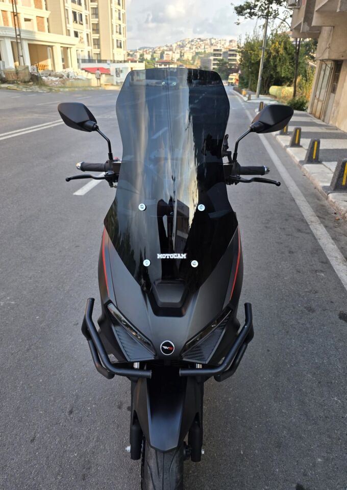 MOTOCAM Salcano Wind 150 Ön Cam 2023-2026 Model 57cm Siyah Renkli 4mm