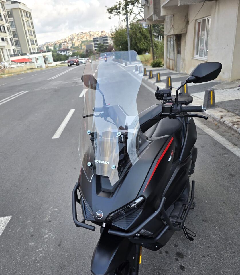 MOTOCAM Salcano Wind 150 Ön Cam 2023-2026 Model 57cm Şeffaf Renkli 4mm