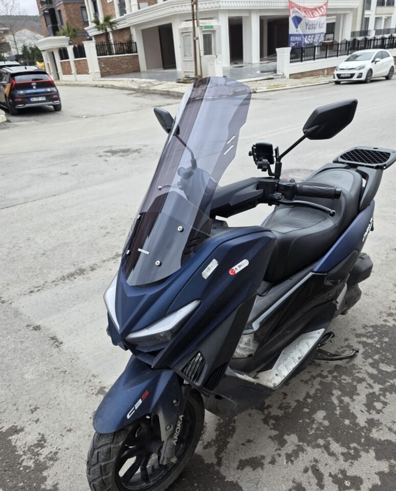 MOTOCAM Arora Max T Ön Cam 2022-2026 Model 65cm Füme Renkli 4mm ORTA BOYLU