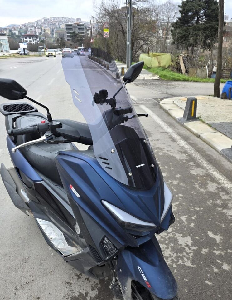 MOTOCAM Arora Max T Ön Cam 2022-2026 Model 65cm Füme Renkli 4mm ORTA BOYLU